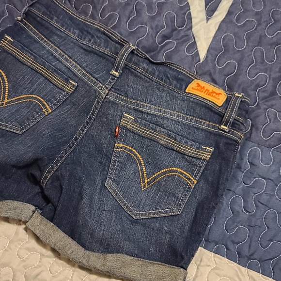 Women's Levi's shorts sz 27 - Picture 4 of 5